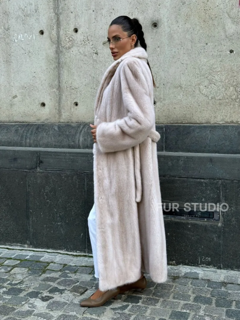 Классическая норковая шуба с перламутровым оттенком и эффектным воротником-шалью