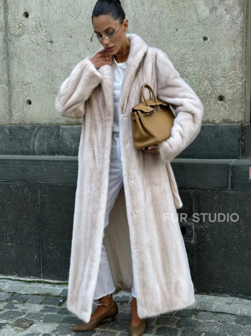 Классическая норковая шуба с перламутровым оттенком и эффектным воротником-шалью