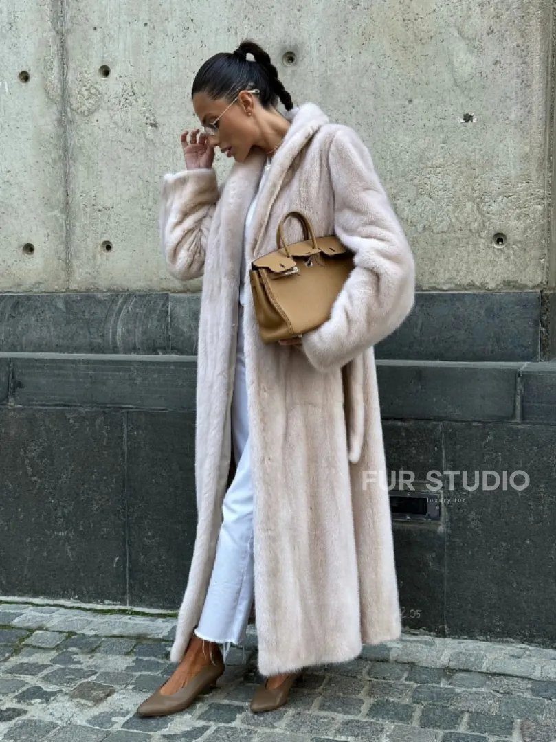 Классическая норковая шуба с перламутровым оттенком и эффектным воротником-шалью