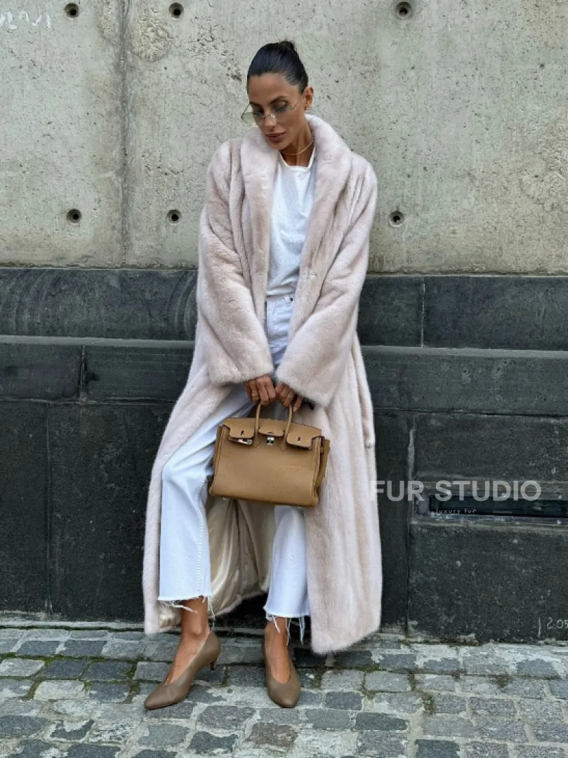 Классическая норковая шуба с перламутровым оттенком и эффектным воротником-шалью