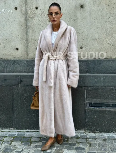 Классическая норковая шуба с перламутровым оттенком и эффектным воротником-шалью - фото 7