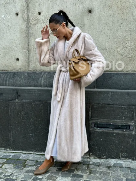 Классическая норковая шуба с перламутровым оттенком и эффектным воротником-шалью - фото 15