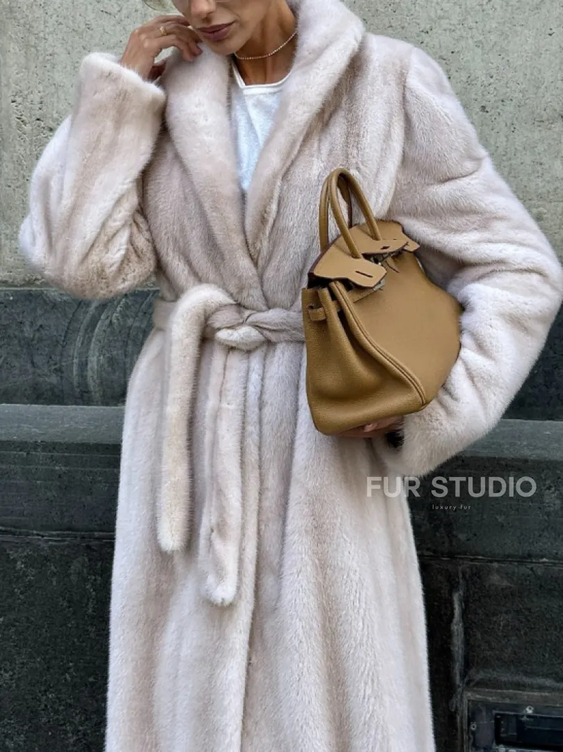 Классическая норковая шуба с перламутровым оттенком и эффектным воротником-шалью - фото 2