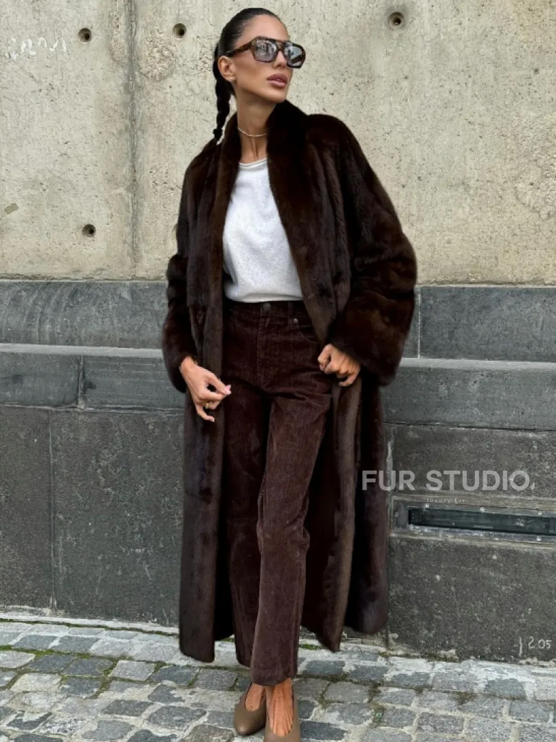 Эффектная норковая шуба цвета 