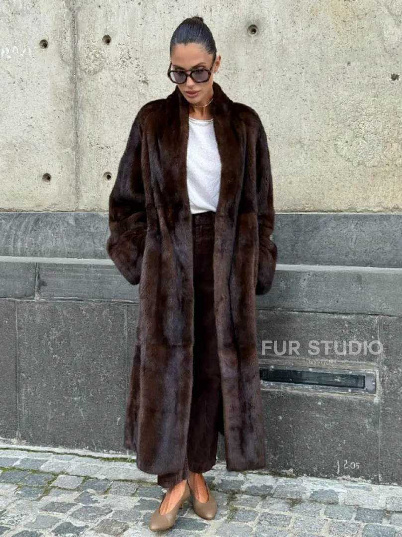 Эффектная норковая шуба цвета 