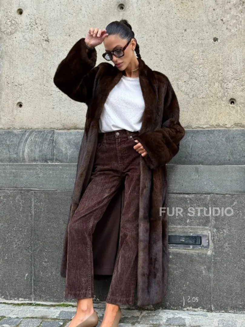 Эффектная норковая шуба цвета 