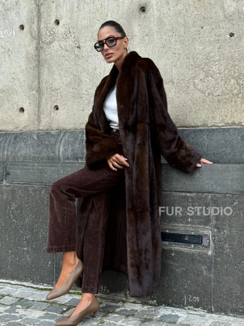 Эффектная норковая шуба цвета 