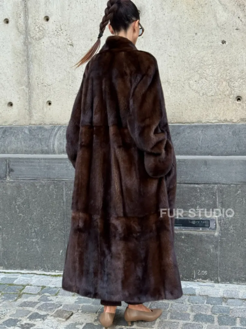 Эффектная норковая шуба цвета 