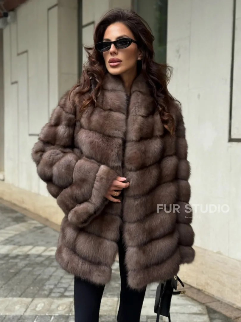 Женская шуба из меха куницы в цвете соболь - фото 0