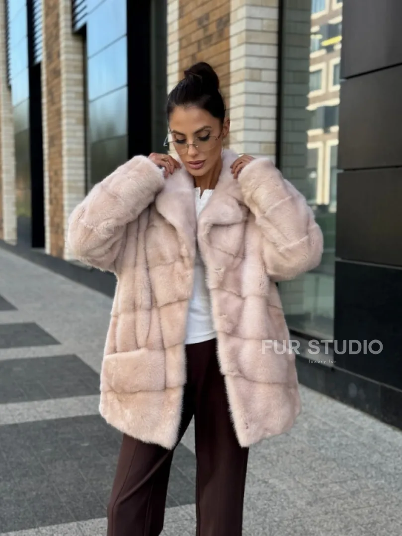 Шуба норковая пудрового цвета с английским воротником - фото 12