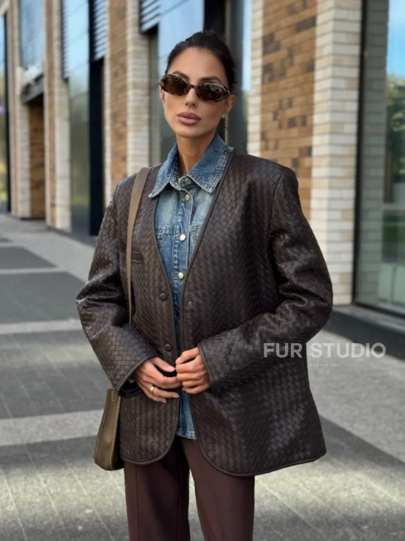 Стильный пиджак из натуральной плетеной кожи - фото 9