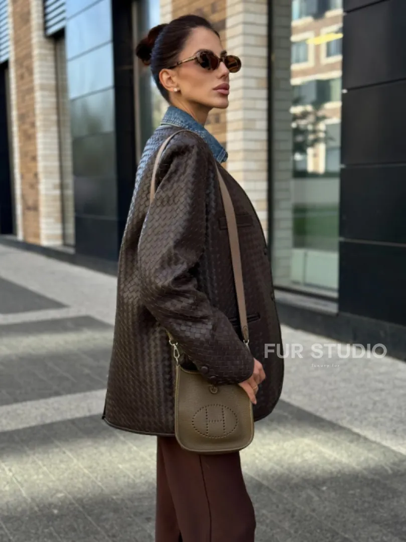 Стильный пиджак из натуральной плетеной кожи - фото 5