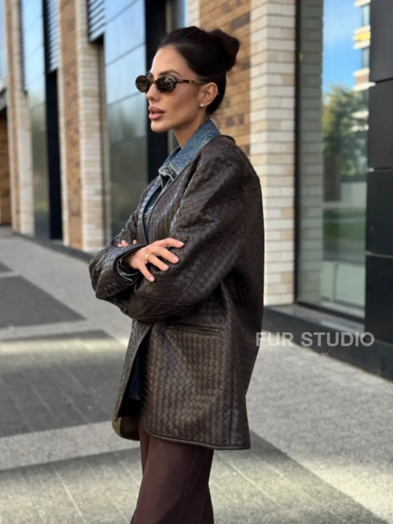 Стильный пиджак из натуральной плетеной кожи