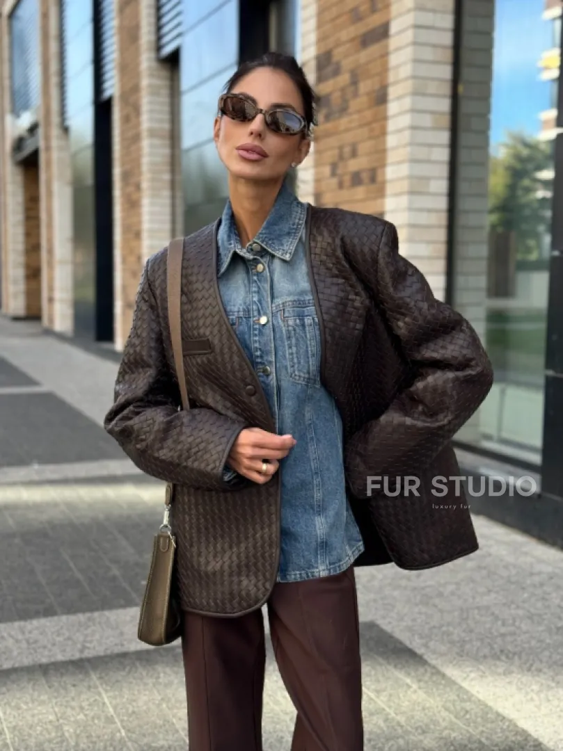 Стильный пиджак из натуральной плетеной кожи - фото 10