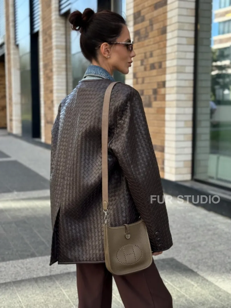 Стильный пиджак из натуральной плетеной кожи - фото 4