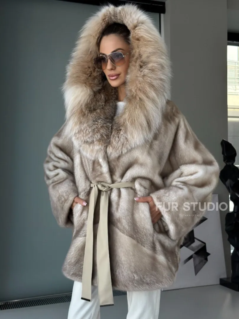 Шуба летучая мышь из норки Ivory с капюшоном из меха рыси - фото 10