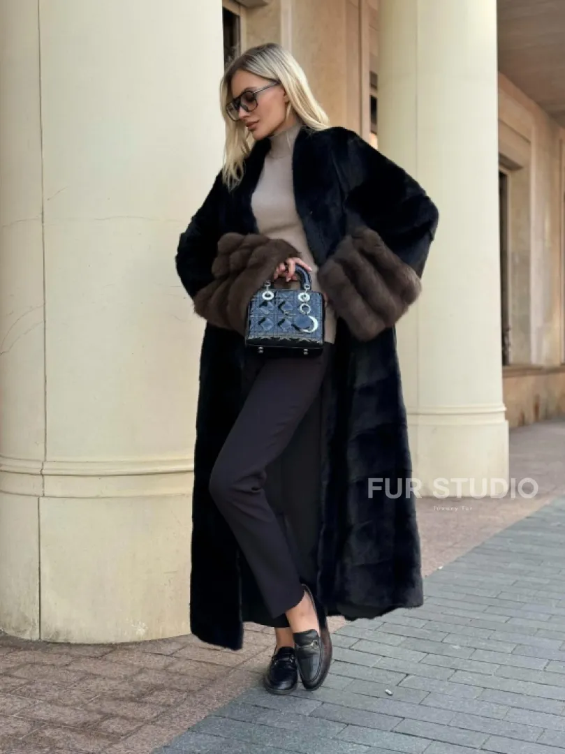 Черная норковая шуба с отделкой на рукавах из меха куницы - фото 6