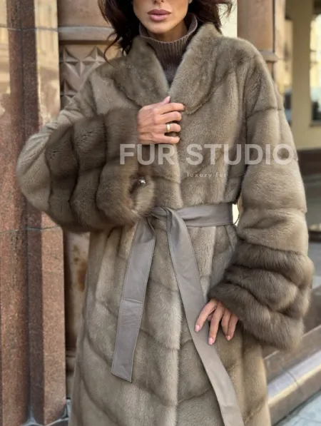 Шуба норковая пастель прямого кроя с отделкой на рукавах из меха куницы - фото 3