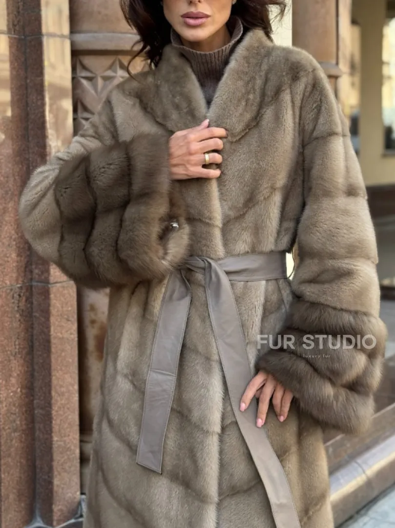 Шуба норковая пастель прямого кроя с отделкой на рукавах из меха куницы - фото 3