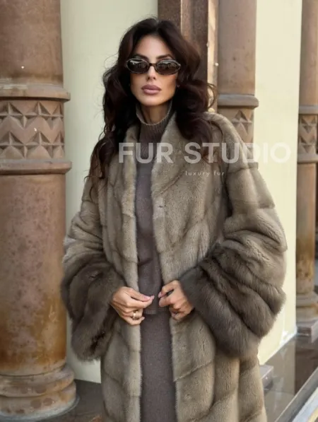 Шуба норковая пастель прямого кроя с отделкой на рукавах из меха куницы - фото 4