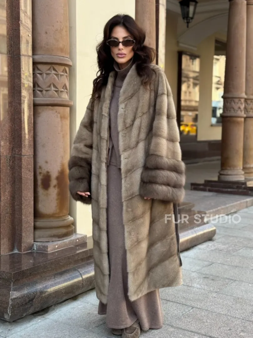 Шуба норковая пастель прямого кроя с отделкой на рукавах из меха куницы - фото 7