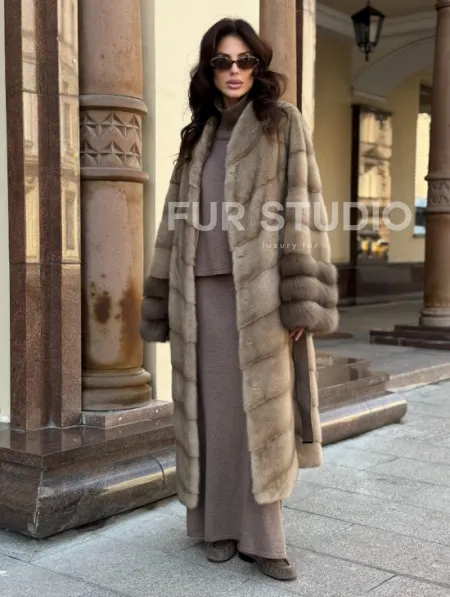 Шуба норковая пастель прямого кроя с отделкой на рукавах из меха куницы - фото 6