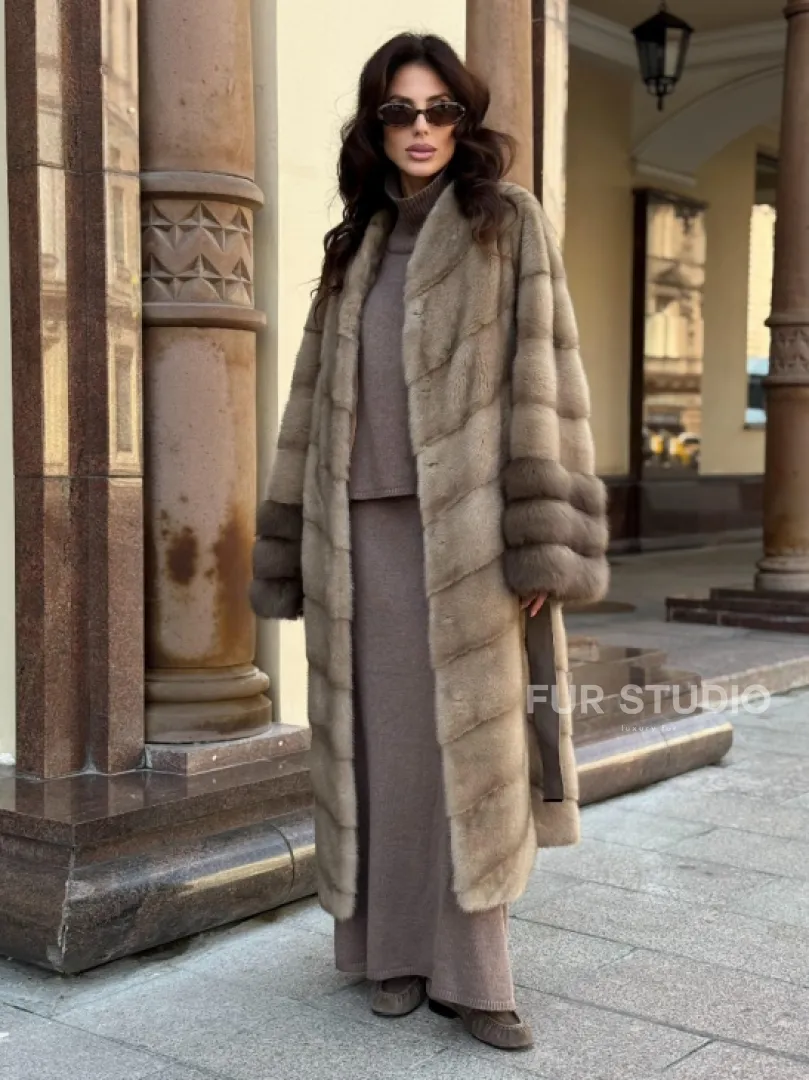 Шуба норковая пастель прямого кроя с отделкой на рукавах из меха куницы - фото 6