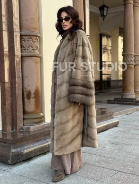 Шуба норковая пастель прямого кроя с отделкой на рукавах из меха куницы - фото 8