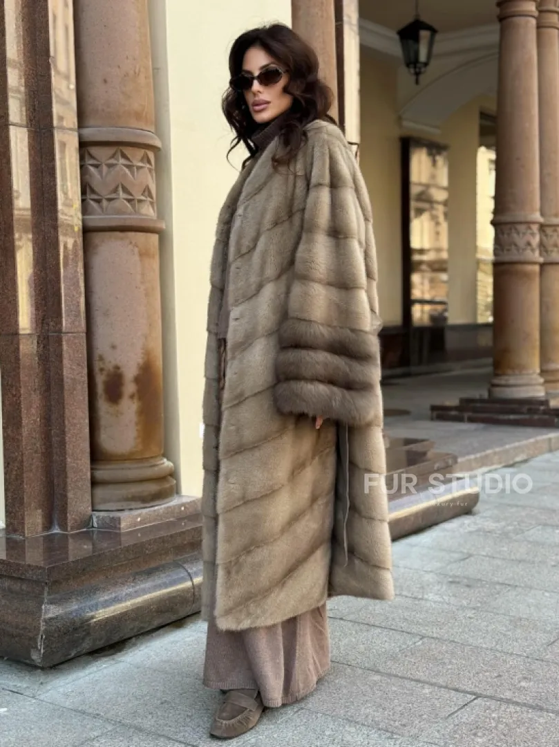 Шуба норковая пастель прямого кроя с отделкой на рукавах из меха куницы