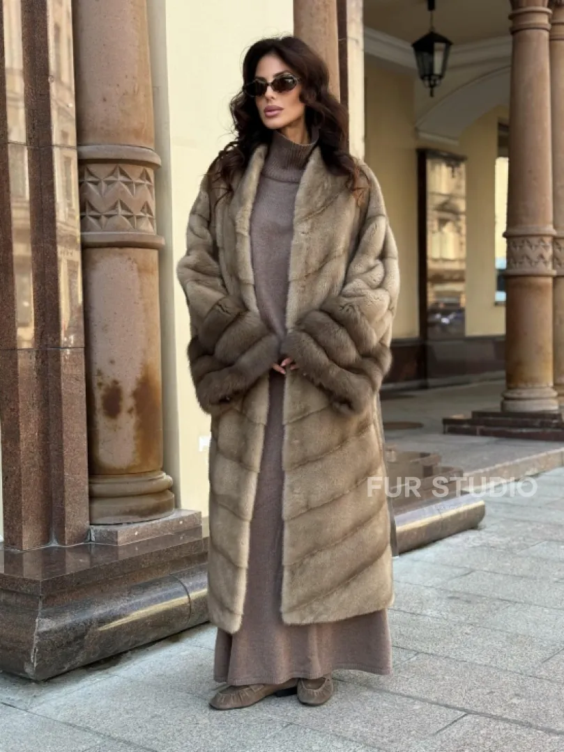 Шуба норковая пастель прямого кроя с отделкой на рукавах из меха куницы - фото 10