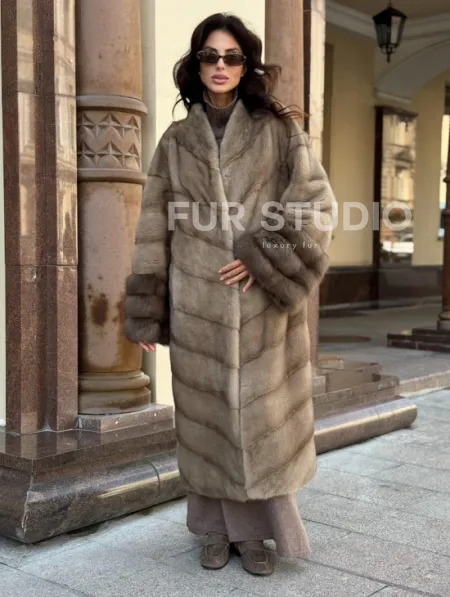 Шуба норковая пастель прямого кроя с отделкой на рукавах из меха куницы - фото 5