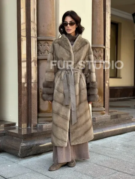 Шуба норковая пастель прямого кроя с отделкой на рукавах из меха куницы - фото 0