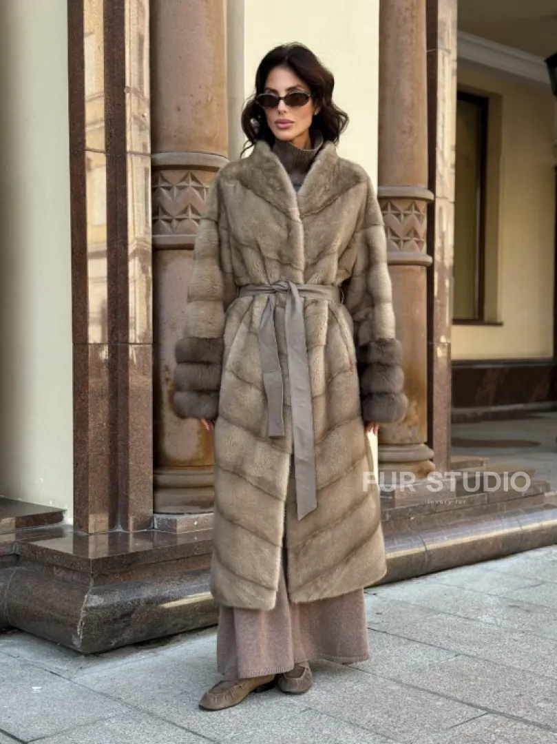 Шуба норковая пастель прямого кроя с отделкой на рукавах из меха куницы