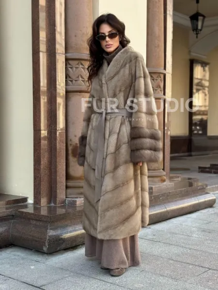 Шуба норковая пастель прямого кроя с отделкой на рукавах из меха куницы - фото 9