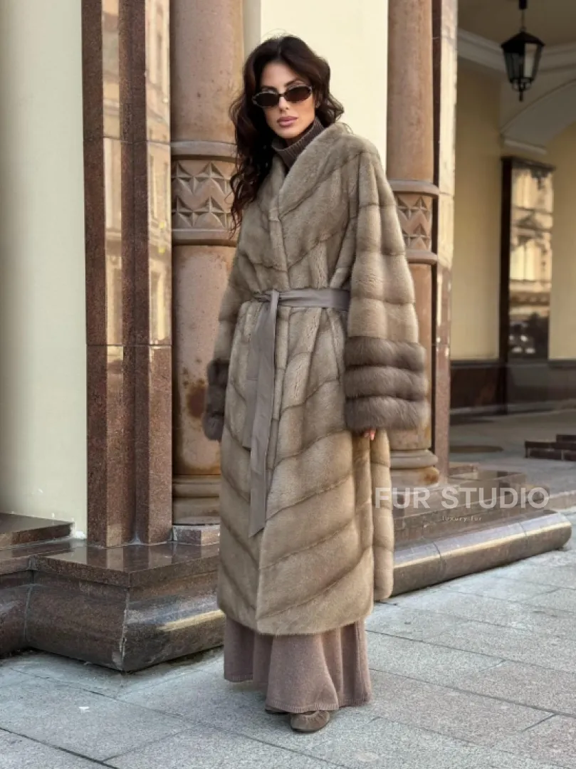 Шуба норковая пастель прямого кроя с отделкой на рукавах из меха куницы