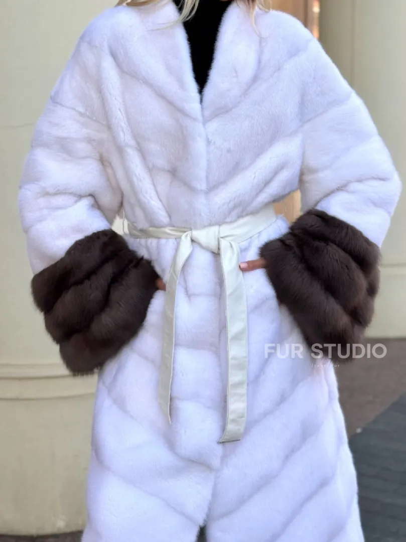Белая норковая шуба с отделкой из куницы - фото 1