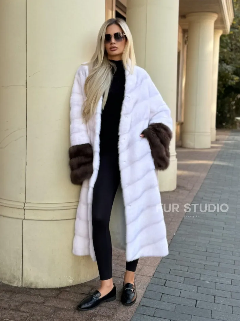 Белая норковая шуба с отделкой из куницы - фото 6