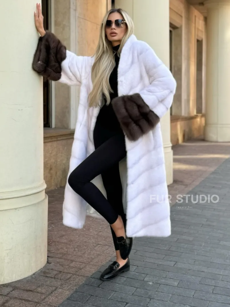 Белая норковая шуба с отделкой из куницы - фото 2