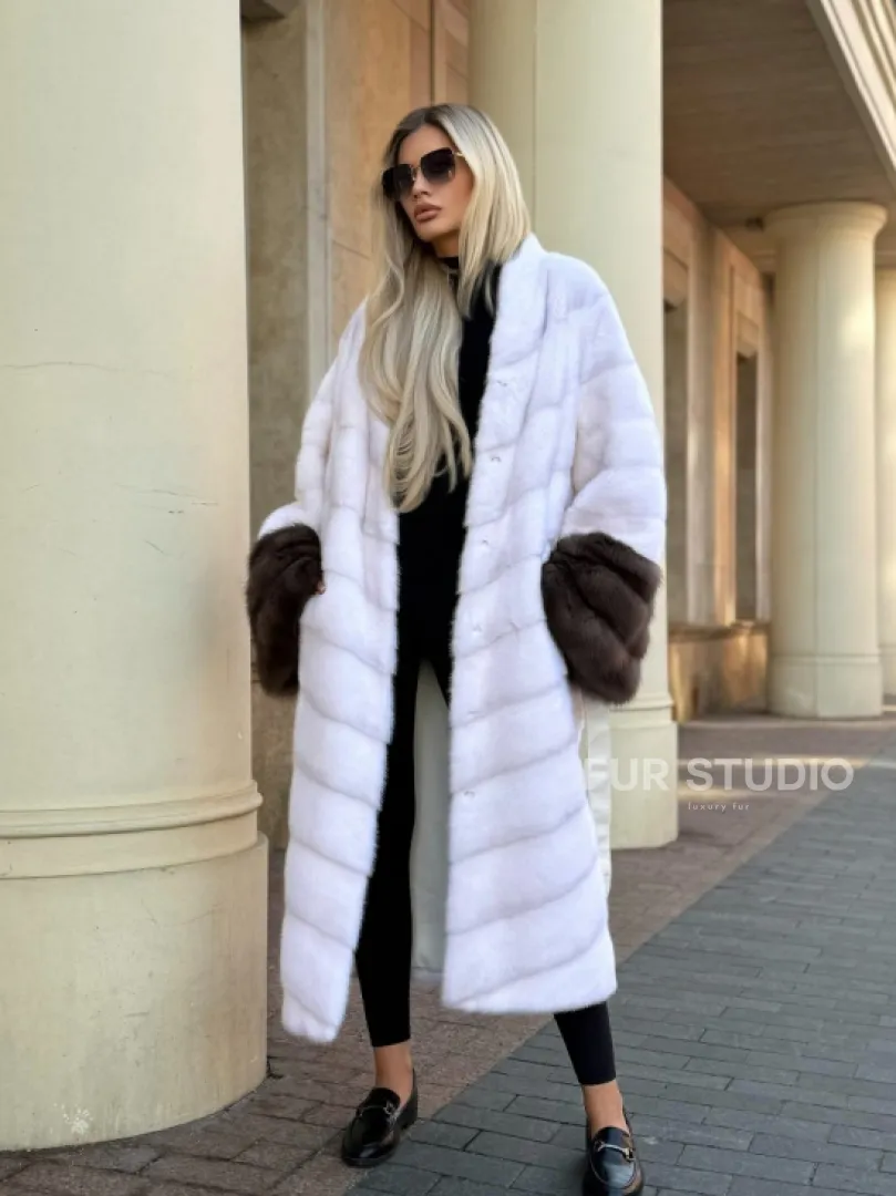 Белая норковая шуба с отделкой из куницы - фото 11