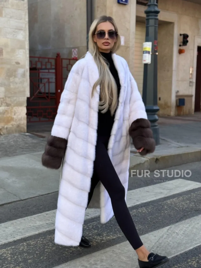 Белая норковая шуба с отделкой из куницы - фото 7