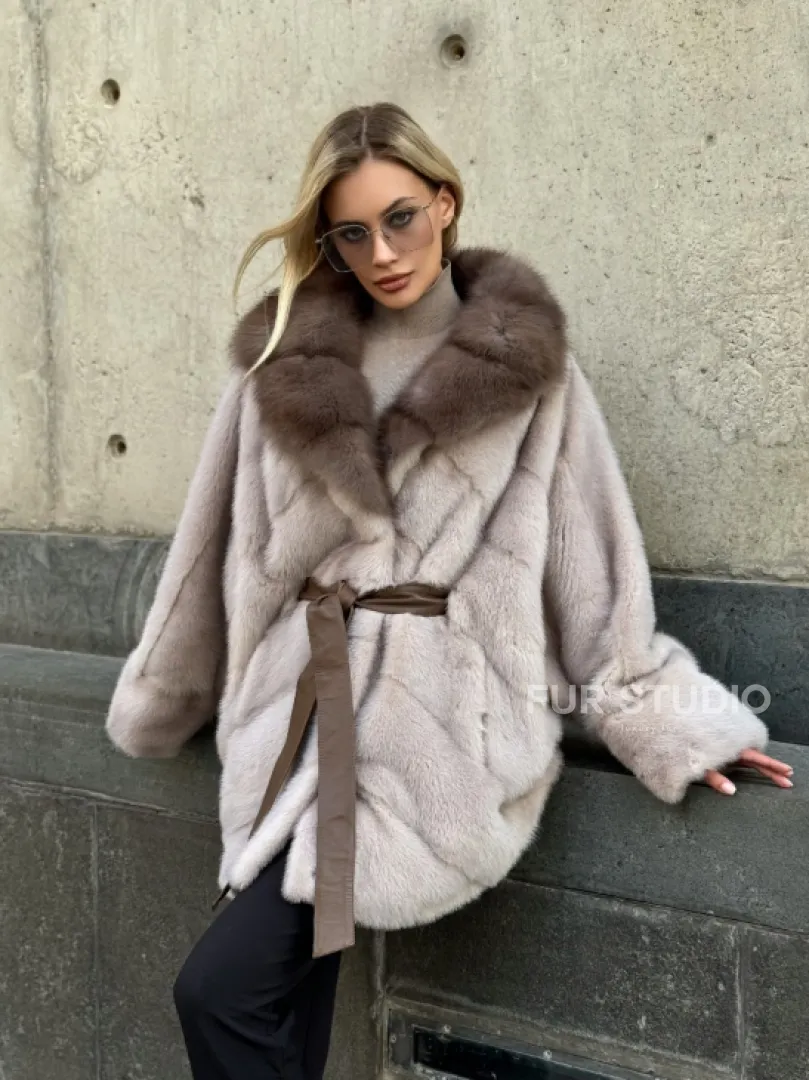 Шуба норковая летучая мышь с воротником куницы - фото 10