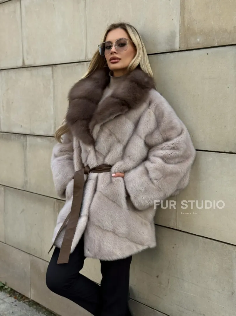 Шуба норковая летучая мышь с воротником куницы - фото 7