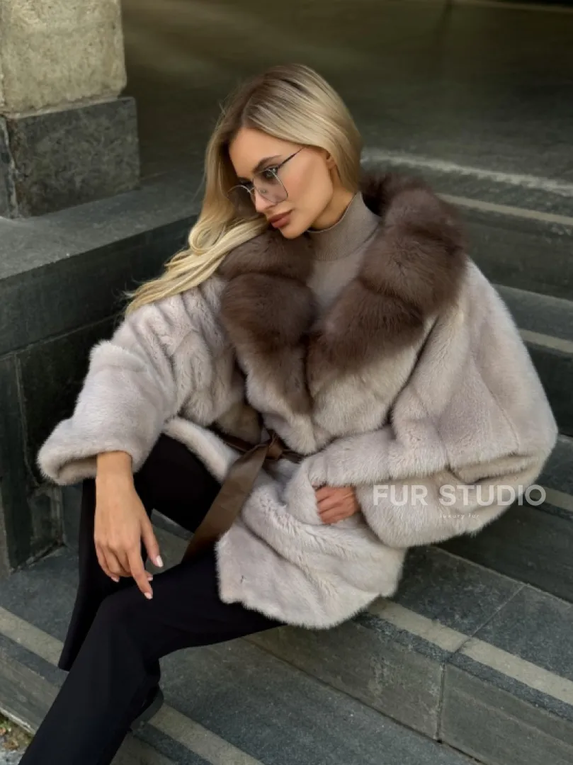 Шуба норковая летучая мышь с воротником куницы - фото 6