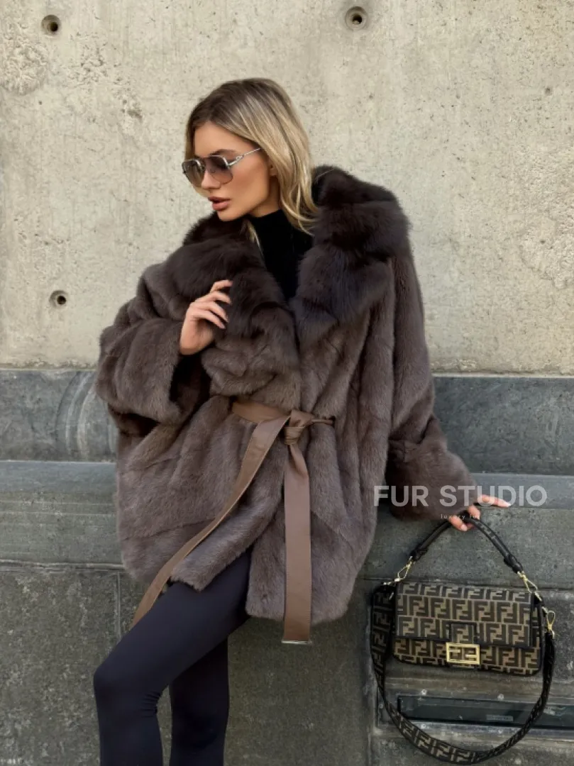Женская норковая шуба свободного силуэта с воротником куницы - фото 11