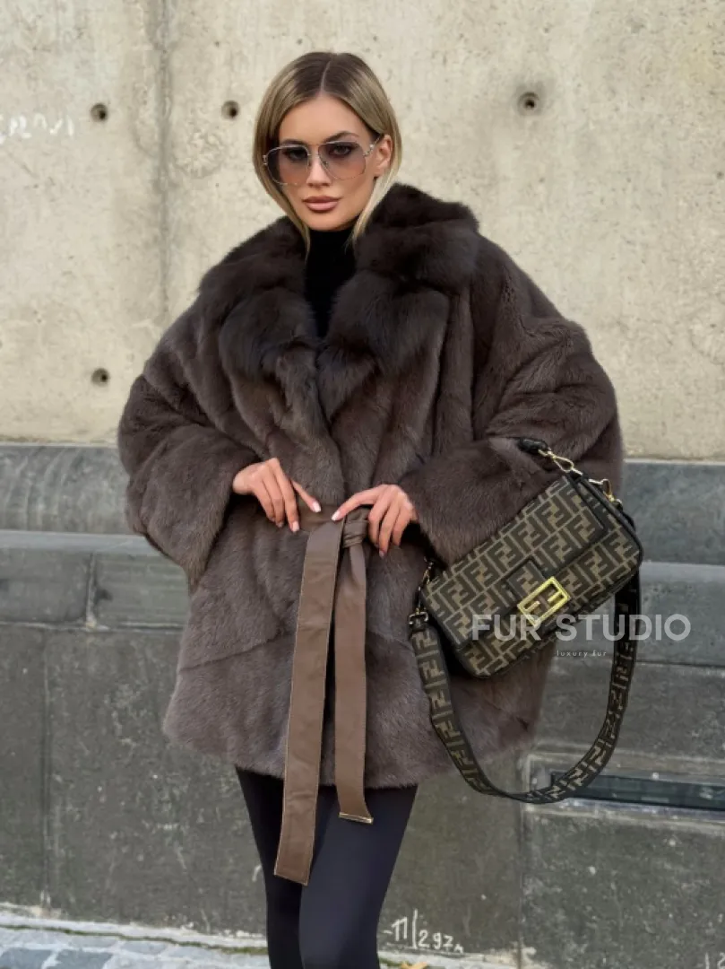 Женская норковая шуба свободного силуэта с воротником куницы - фото 9