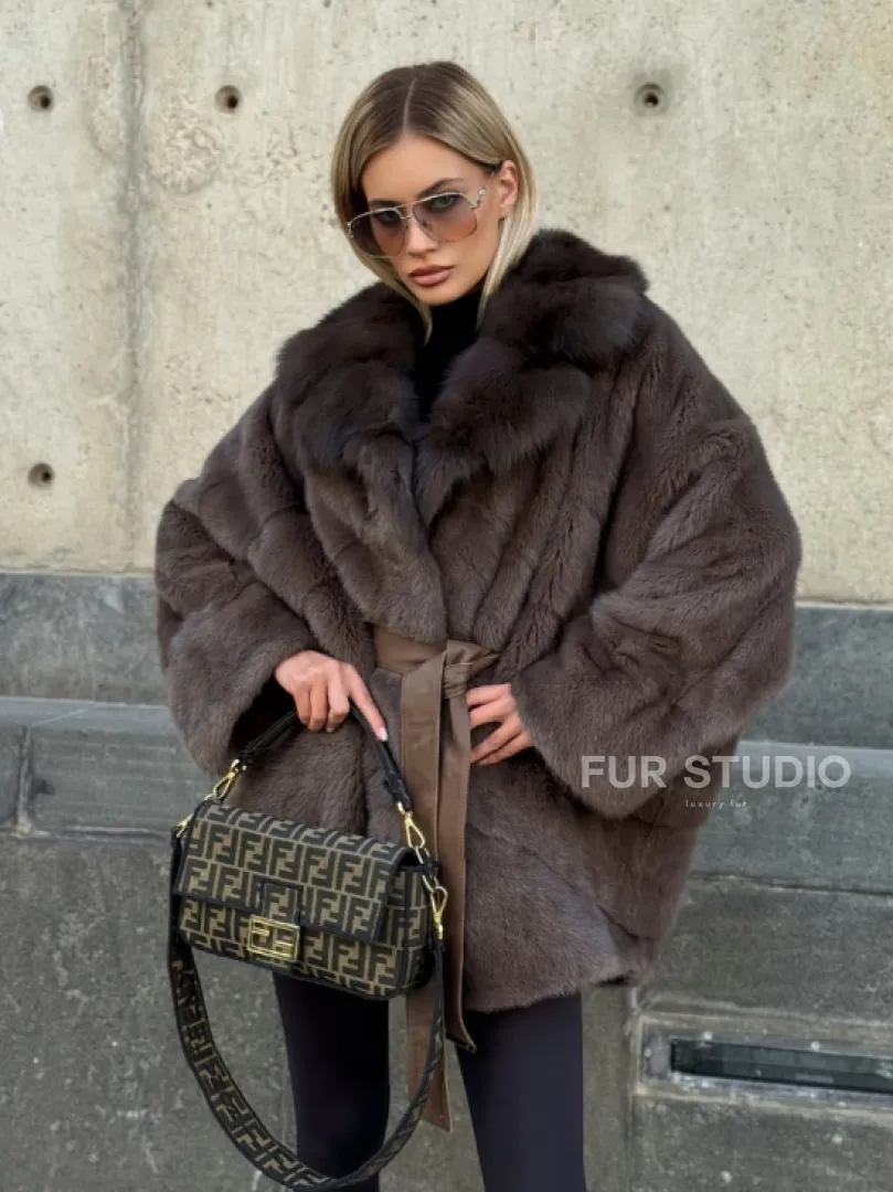Женская норковая шуба свободного силуэта с воротником куницы - фото 7