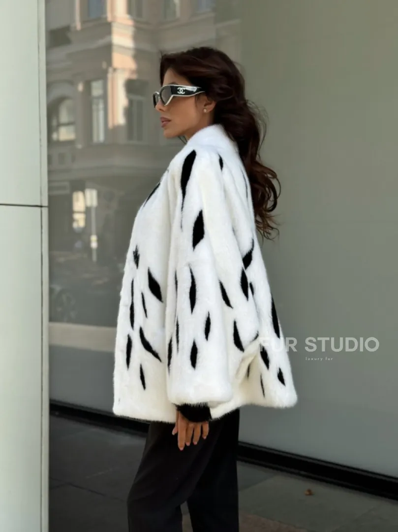 Белый норковый полушубок с рисунком - фото 8