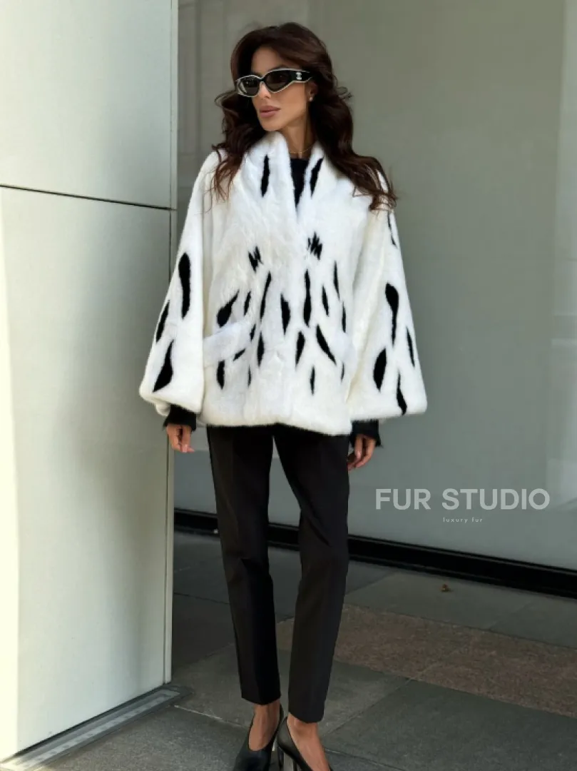 Белый норковый полушубок с рисунком - фото 3