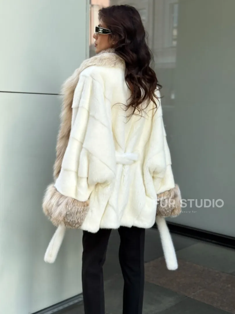 Женская белая норковая шуба с отделкой из меха рыси