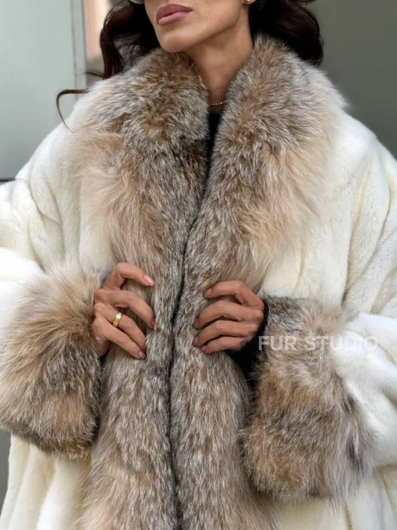Женская белая норковая шуба с отделкой из меха рыси